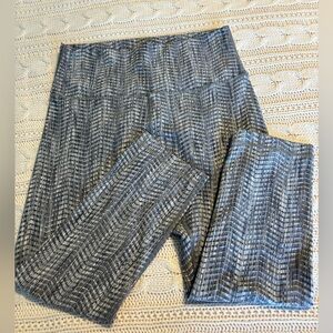 Lululemon Athletica Capri Length Leggings. Blue and Gray Abstract